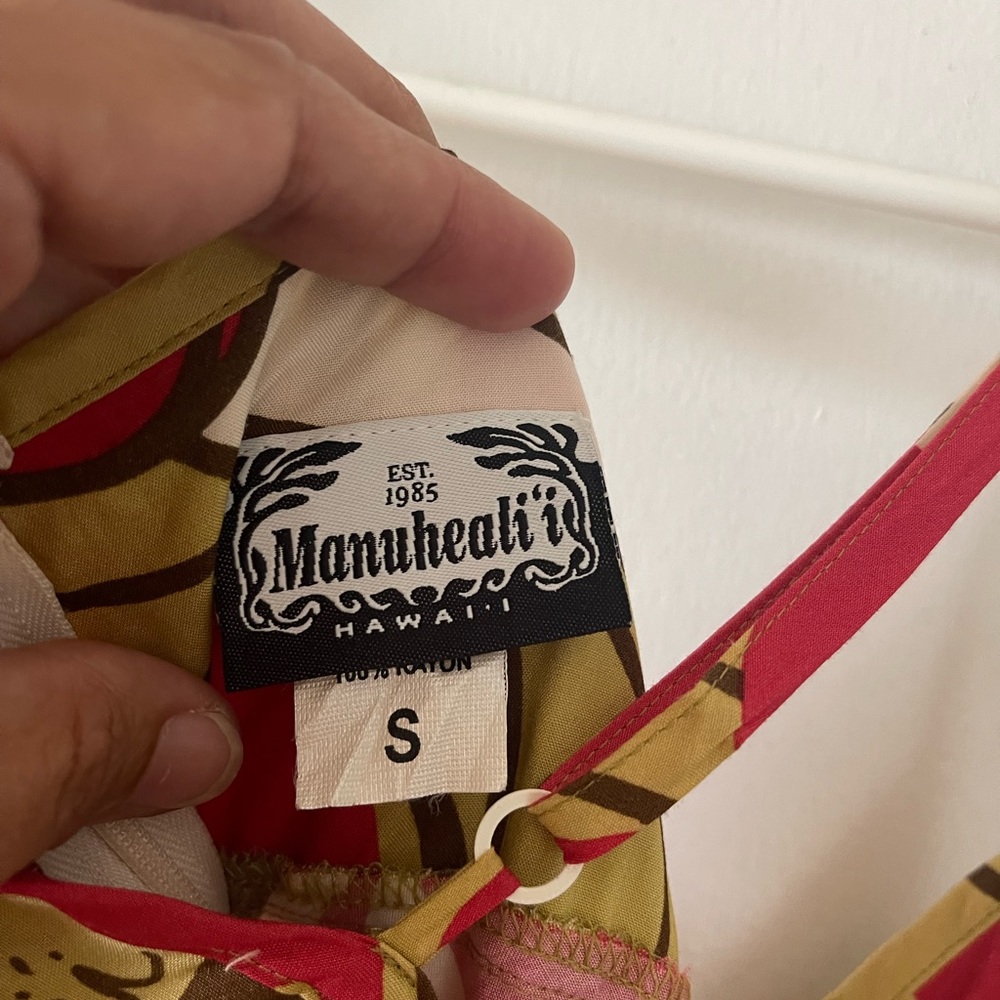 Manuheali’i baby doll style dress in size small in great condition